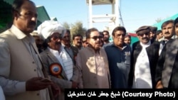 د بلوچستان ټرانسپورټ وزیر جعفر خان مندوخېل په ژوب کې د یوې پرمختیايي منصوبې لیدنه کوي