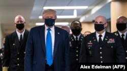 Архива - американскиот претседател Доналд Трамп носи маска за време на посетата на Националниот воен медицински центар „Валтер Рид“ во Мериленд.