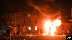 Через нічну атаку поранені щонайменше 10 людей, стан постраждалих – легкий та середній. На фото - наслідки російського удару по Харкову 4 квітня 2024 року 