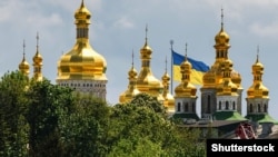 Вигляд на Києво-Печерську лавру та найбільший в Україні державний прапор