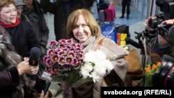 Прыхільнікі творчасьці Сьвятланы Алексіевіч сустракаюць яе ў міжнародным аэрапорце «Мінск», сьнежань 2015 г.