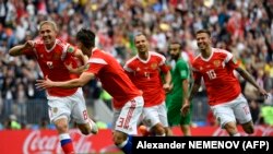 Игроки сборной России во время матча со сборной Саудовской Аравии, Москва, 14 июня 2018 года.