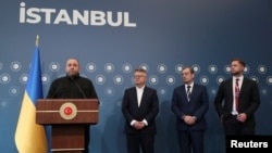 Ukrayna nümayəndə heyətinə rəhbərlik edən müdafiə naziri Rustem Umerov İstanbulda mətbuat konfransında.