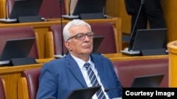  Predsjednik Skupštine Crne Gore Andrija Mandić je raspravu o njegovoj smjeni pratio iz poslaničkih klupa , 3. jun 2025. 