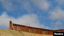 АКШ-Мексика чек арасынын бөлүгүнө темирден орнотулуп жаткан дубал. 9-январь, 2018-жыл.