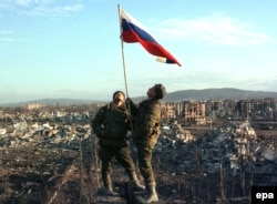 Російські солдати встановлюють прапор РФ над зруйнованим Грозним. 27 лютого 2000 року