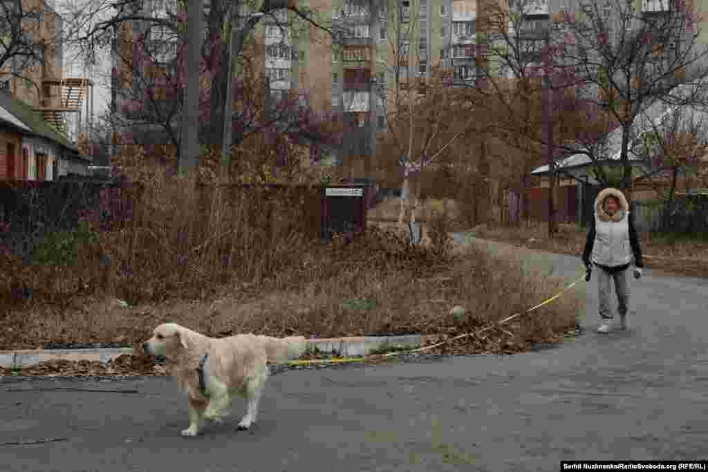 Зʼявляються люди, які вигулюють собак. Тварини, здається, вже звикли до тла вибухів і не лякаються. Який рік працюєш на війні, але постійно дивуєшся поєднанню цих двох різних моментів, війни, смерті і надії на життя. Дехто звик, каже, до війни, мозок адаптувався до постійного стресу, і це, мабуть найстрашніше