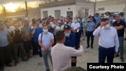 Бастующие работники предприятия «KMG-Security» и представители руководства предприятия. Жанаозен, 15 июля 2021 года