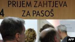 Ljudi čekaju u redu kako bi aplicirali za novi biometrijski pasoš uz koji će im od 15. prosinca biti omogućeno putovanje bez viza po zemljama šengenske zone