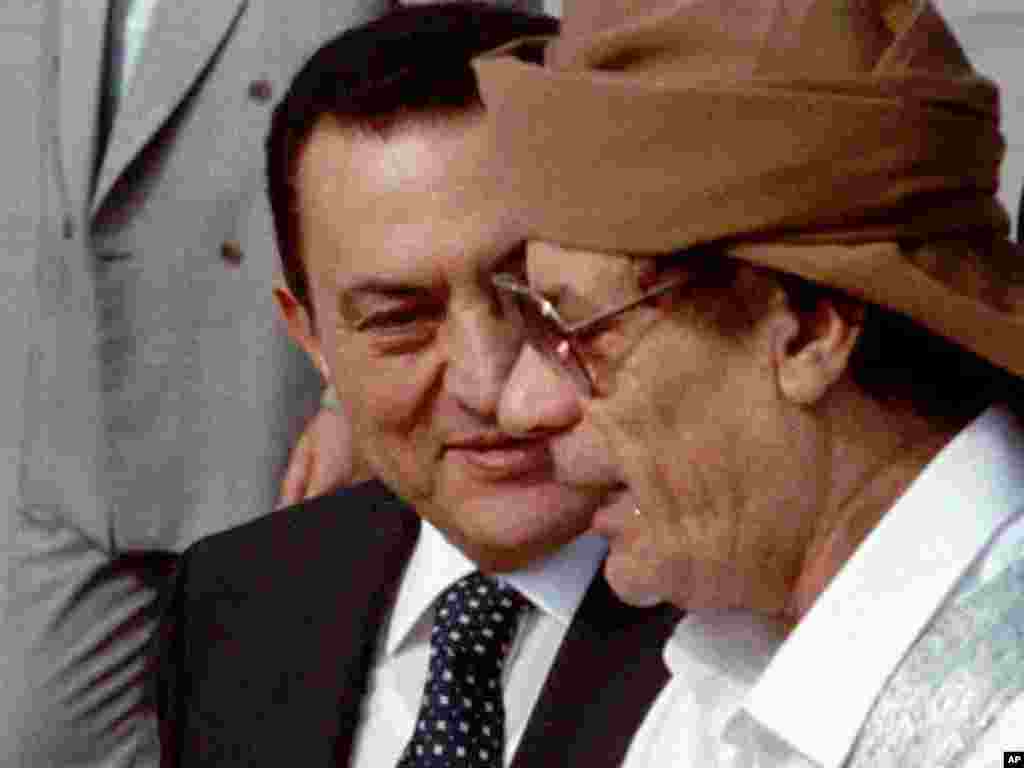قذافی (سمت راست) با حسنی مبارک، رییس جمهور پیشین مصر، پس از ورود قذافی به قاهره، ۲۲ ژوئن ۱۹۹۶