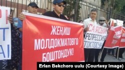 Жеңиш Молдокматовдун Бишкек шаардык сотунун алдындагы тарапташтары.