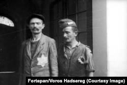 Габрэйскія мужчыны ў Будапэшце, сфатаграфаваныя падчас аблогі