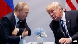 Американскиот претседател Доналд Трамп со неговиот руски колега Владимир Путин