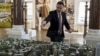 Siniša Mali pored makete "Beograda na vodi"