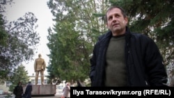 Владимир Балух возле здания Раздольненского райсуда, архивное фото 