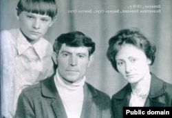 Василь Стус із дружиною Валентиною та сином Дмитром, 1978 рік
