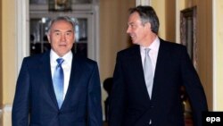 Тони Блэр в бытность премьер-министром Великобритании принимает президента Казахстана Нурсултана Назарбаева в резиденции на Данинг-стрит. Лондон, 21 ноября 2006 года.