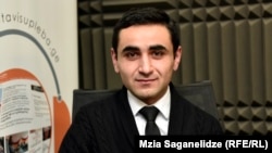 გოგა ხატიაშვილი, იურისტი და უფლებადამცველი. ის კერძო და საჯარო სექტორებში დასაქმებულებს სექსუალური შევიწროების შესახებ უყვება.
