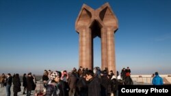 Туристы у мемориального комплекса «Коркыт-ата».