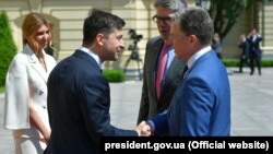 Президент України Володимир Зеленський і спеціальний представник США Курт Волкер (2017–2019 роки). Київ, 20 травня 2019 року