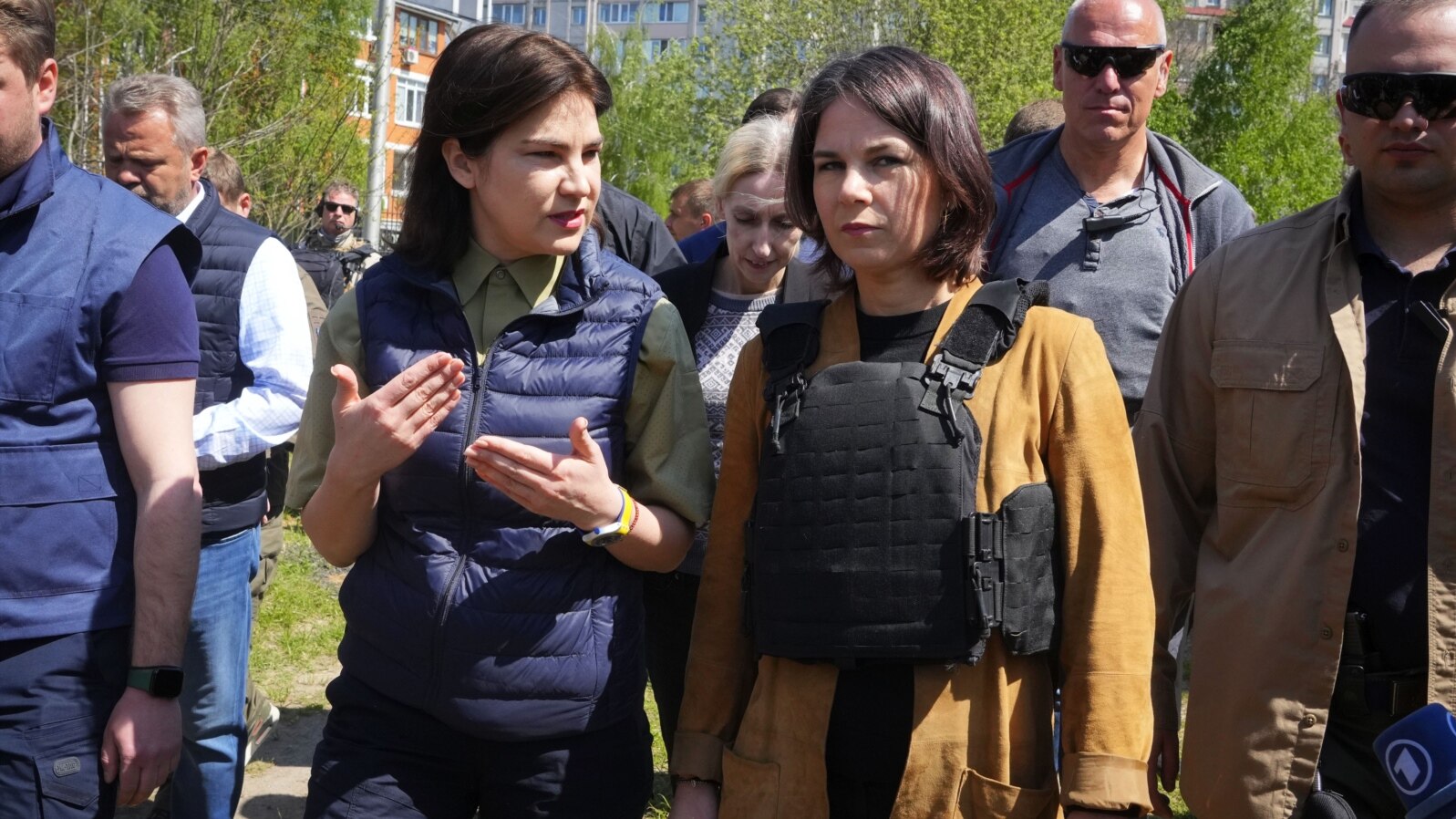 În imagine, ministra germană de externe Annalena Baerbock (în dreapta) și procurorul general ucrainean Iryna Venediktova, în timpul unei vizite anterioare în Ucraina.