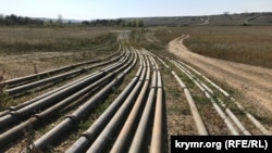 Taygan suv anbarı yanında borular