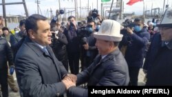 Баткен облусунун жетекчиси Өмүрбек Суваналиев жана Фергана облусунун акими Хайрулло Бозоров. 2021-жылдын 1-апрели. 