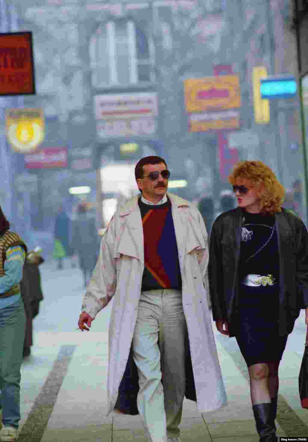 A couple striding through central Belgrade in 1988. 