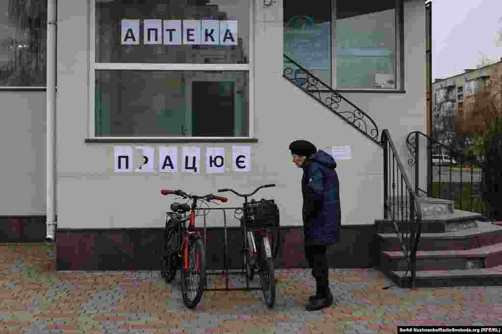 У місті працюють аптеки, маленькі продуктові магазинчики, декілька маленьких кавʼярень, книжковий кіоск і трохи дивно було зустріти, що працює магазинчик Apple-техніки, хоча зараз, можливо, й зачинився вже