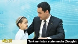 Președintele turkment Serdar Berdymukhammedov în vizită la un orfelinat din Ashgabat, în mai 2022. 