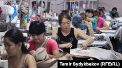 Кыргызстандагы текстил ишканасы. Иллюстрациялык сүрөт.