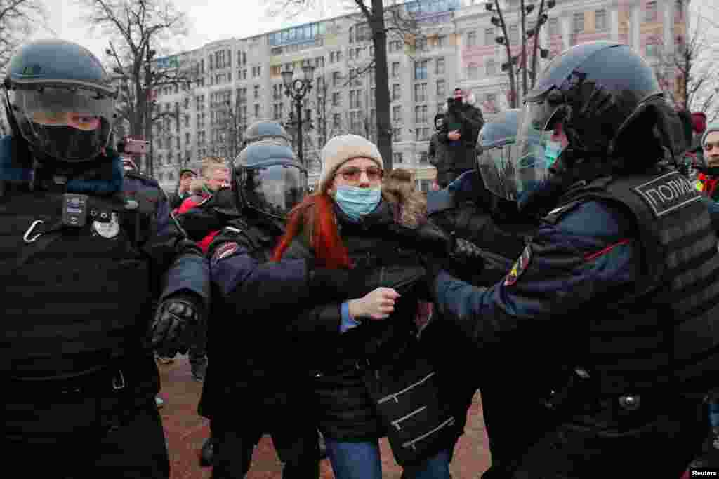 An RFE/RL correspondent in Moscow reported that authorities were arresting individuals as they started to gather in the Russian capital's Pushkin Square ahead of the planned demonstration there.