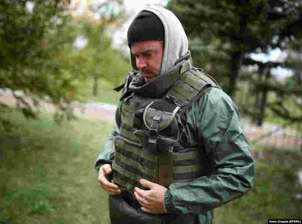 After choosing a building that faces the front lines, van Helten backs out after being told the separatists would be able to see the position. Finally, after a search for another suitable wall proves fruitless, he agrees to work at the building. It is the Australian's first time in a conflict area. 