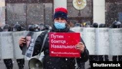 Росія. Під час акції на підтримку лідера російської опозиції Олексія Навального в місті Барнаулі, 21 квітня 2021 року 