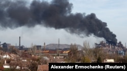 Дим над металургійним комбінатом «Азовсталь», де тримали оборону українські бійці і по якому російські військові завдавали постійних авіаційних ударів. Маріуполь, 25 квітня 2022 року