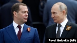 Очільники Росії Дмитро Медвєдєв і Володимир Путін