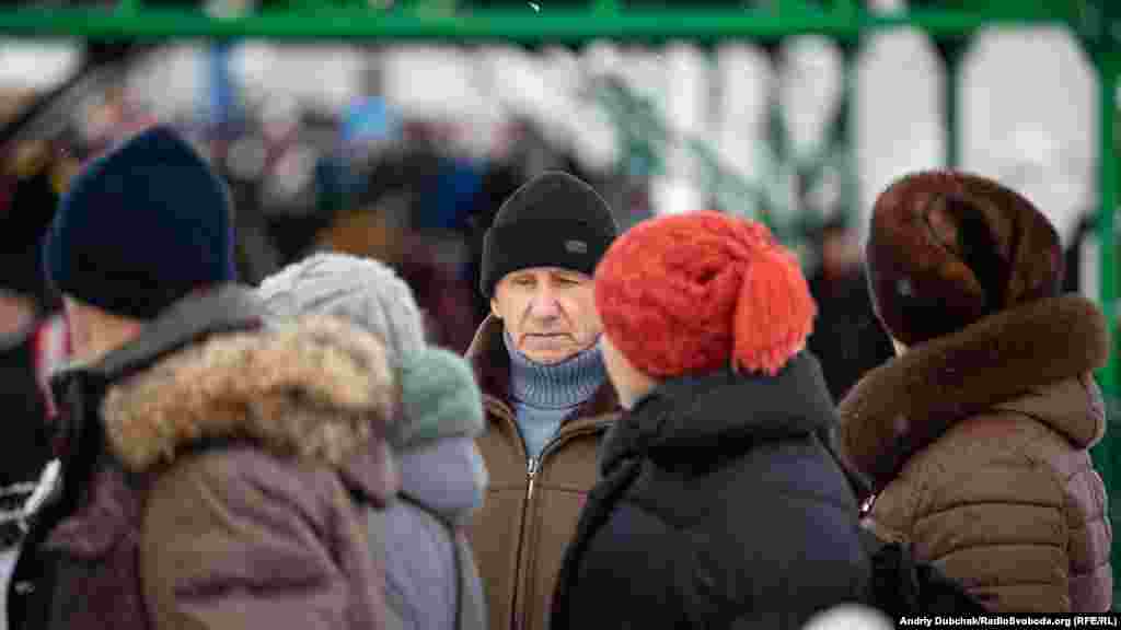 Для того аби пройти перевірку на КПВВ, потрібно зайняти та вистояти чергу. Перевірка документів співробітниками прикордонної служби триває близько двох хвилин, але у зв'язку з систематичними провокаціями із боку проросійських сепаратистів та небезпекою люди змушені вистоювати в черзі по дві години 
