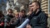 Громадський активіст Сергій Стерненко (праворуч)