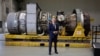 Njemački kancelar Olaf Scholz pored turbine za gasovod Sjeverni tok 1 tokom posjete Siemensovom postrojenju u Muelheim an der Ruhu, Njemačka, 3. avgust 2022. 