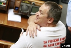 Тодішній народний депутат із фракції Партії регіонів Вадим Колесніченко, один із авторів так званого «мовного закону Ківалова-Колесніченка», в залі засідань парламенту України, 25 травня 2012 року