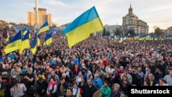 Тисячі людей на Майдані Незалежності у Києві під час акції «Ні капітуляції!» у День захисника України. Київ, 14 жовтня 2019 року