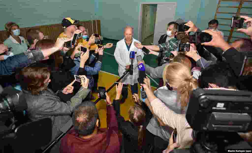 A doctor at an Omsk hospital tells journalists that Navalny had been placed in an induced coma. 