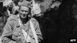 Ranjeni Josip Broz Tito u bici na Sutjesci, u jugoistočnoj Bosni, maj 1943.