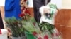 Türkmenistanda gül desseleriniň biriniň daşyna dolanan gazetde öňki prezident, häzir Halk Maslahatynyň başlygy Gurbanguly Berdimuhamedowyň suratyny görse bolýar. (Arhiw suraty)