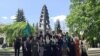 У памятника "Древо жизни" в Нальчике (архивное фото)