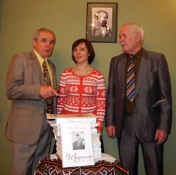 Зліва направо: голова Просвітницького Центру національного відродження імені Євгена Чикаленка Юрій Гнаткевич, упорядниця творів Чикаленка, історик Інна Старовойтенко та онук Чикаленка Євген Чикаленко