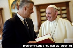 Tadašnji kosovski predsjednik Hashim Thaci (Hašim Tači) u posjeti papi Franji u Vatikanu, 28. septembra 2017.