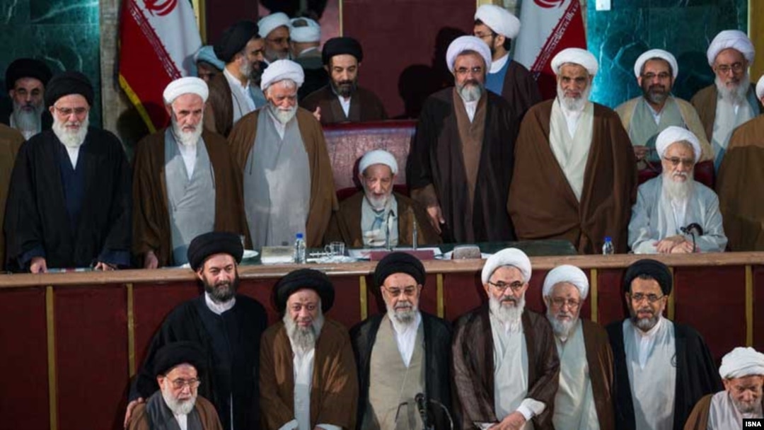 عکس دسته جمعی اعضای دوره چهارم مجلس خبرگان در آخرین جلسه آن. چهارشنبه ۱۹ اسفند.