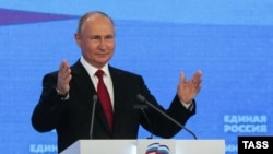 «Единая Россия» проехалась туром по оккупированной части Донбасса, раздавая обещания. На фото – президент России Владимир Путин на 20-м предвыборном съезде партии 
