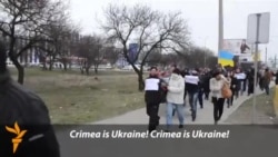 Crimea Residents Protest Blocking Of Ukrainian TV